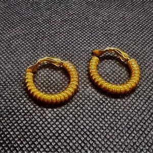 Vintage CROWN TRIFARI Gold Tone Ribbed Round Clip‎ On Hoop Earrings Signed